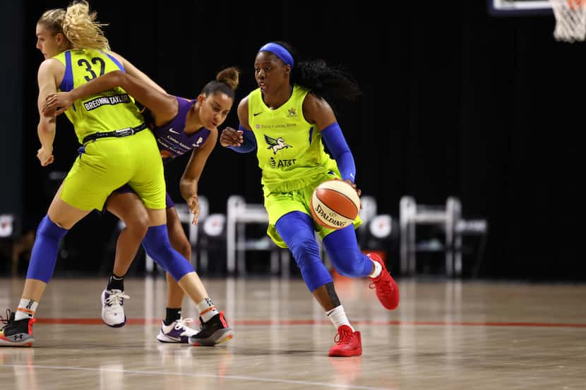 PALMETTO, FL - AUGUST 16: Arike Ogunbowale #24 of the Dallas Wings handles the ball against...