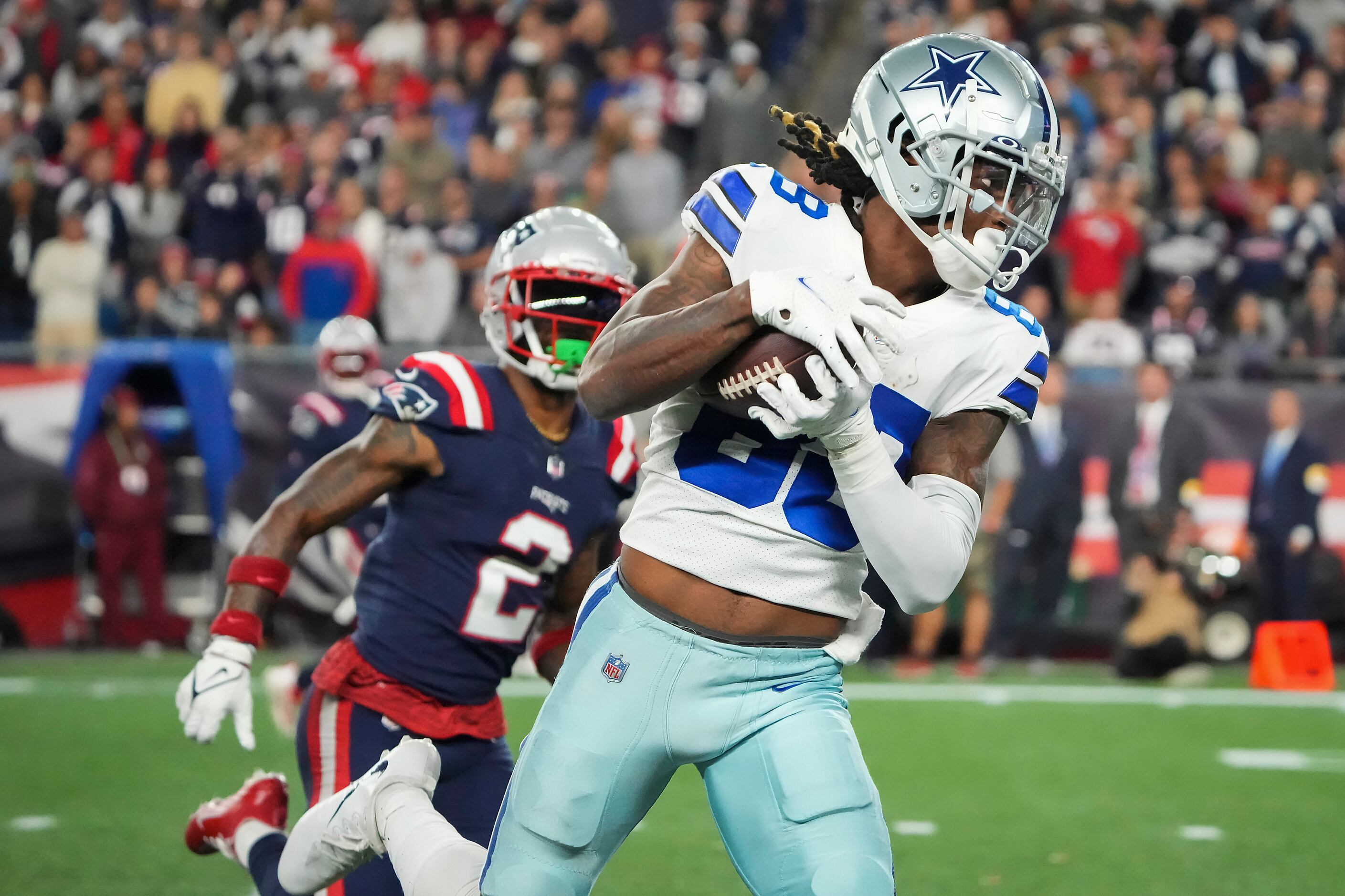 Dallas Cowboys wide receiver CeeDee Lamb (88) catches a 35-yard touchdown pass from...