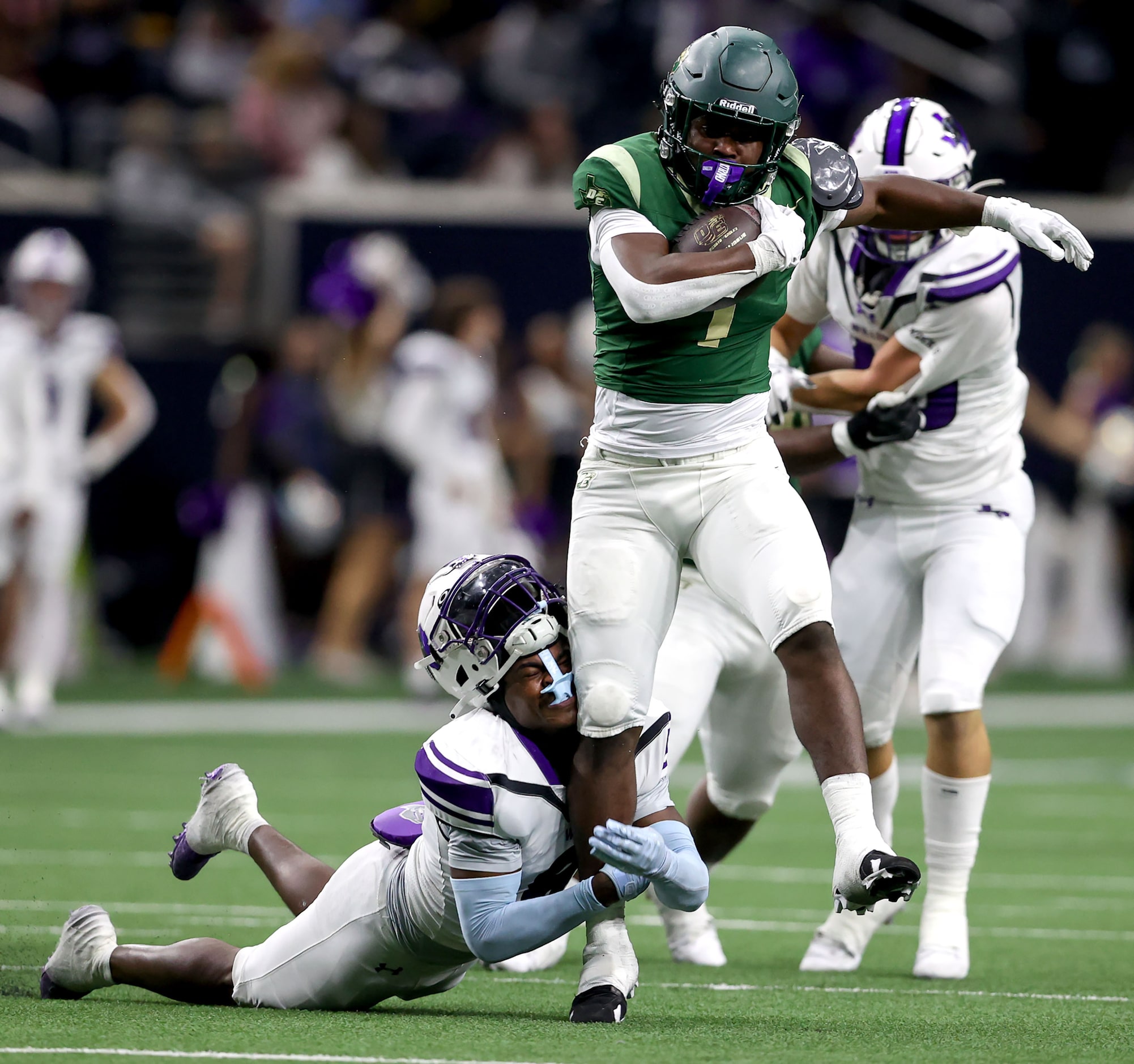 DeSoto running back Deondrae Riden Jr (1) drags Willis linebacker De'Quentin Willis (left)...