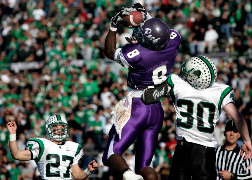 Lufkin's Dez Bryant (8) catches a pass in the in-zone scoring the Panther second touchdown...