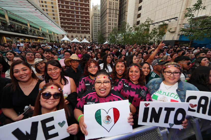 Intocable puso a cantar a todos sus fans en la plaza de AT&T Discovery District en su...