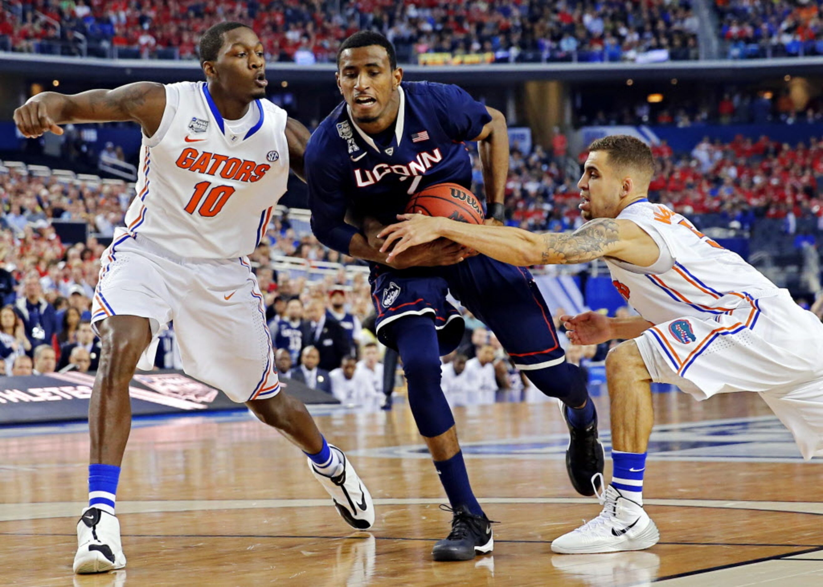 Florida Gators forward Dorian Finney-Smith (10) and guard Scottie Wilbekin (right) pressure...