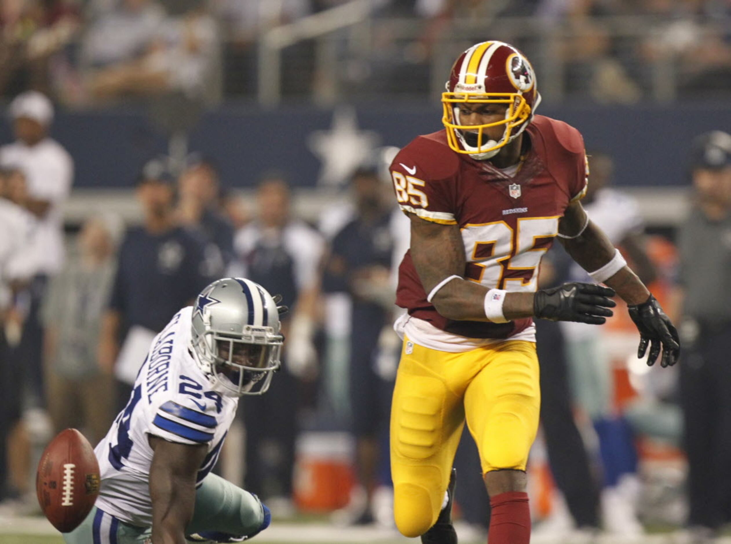 Washington Redskins wide receiver Leonard Hankerson (85) passes