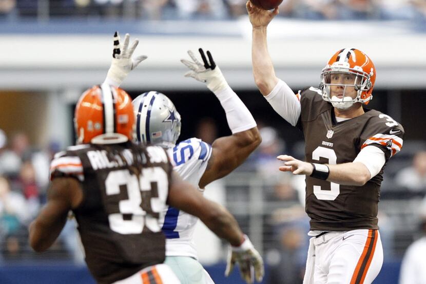 Cleveland Browns quarterback Brandon Weeden (3) passes the ball to Cleveland Browns running...