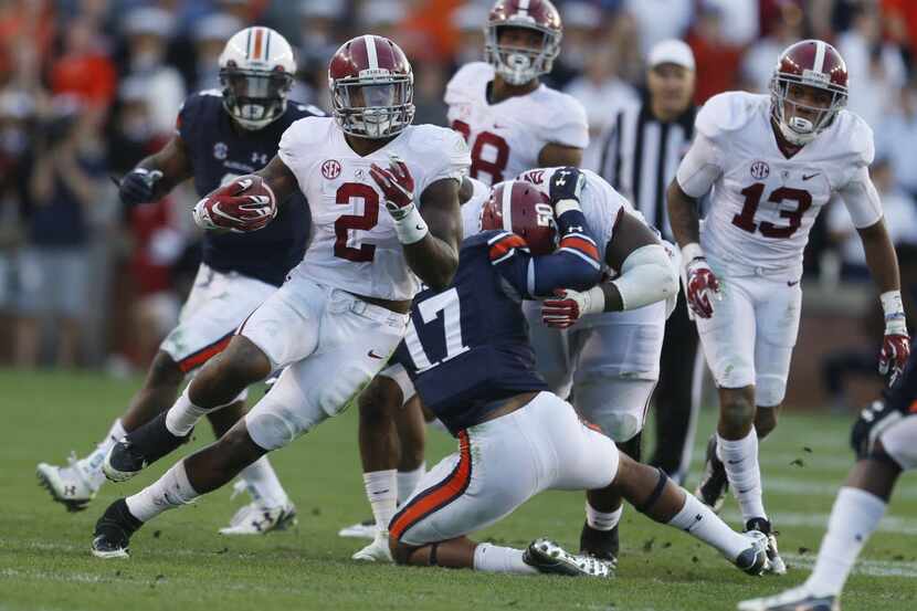 Alabama running back Derrick Henry (2) runs the ball during an NCAA college football game...