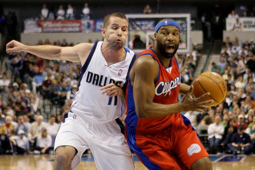 ORG XMIT: DNA106 Dallas Mavericks guard Jose Juan Barea (11) defends as Los Angeles Clippers...