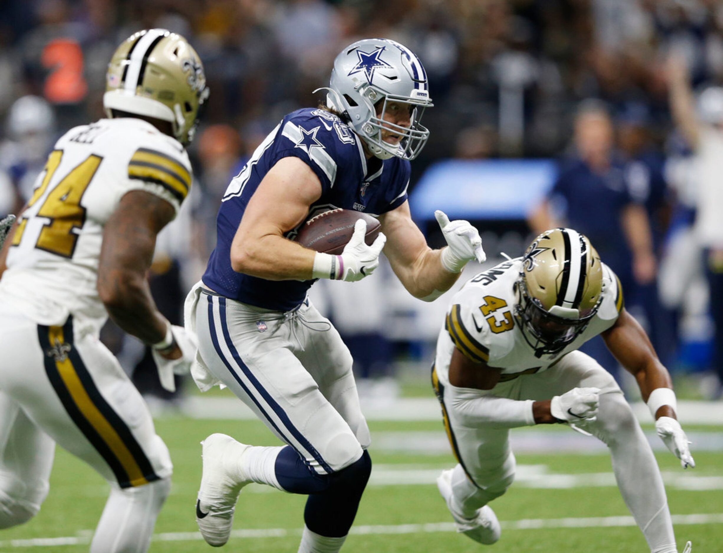 Dallas Cowboys tight end Blake Jarwin (89) catches a pass for a 35 yard completion as New...