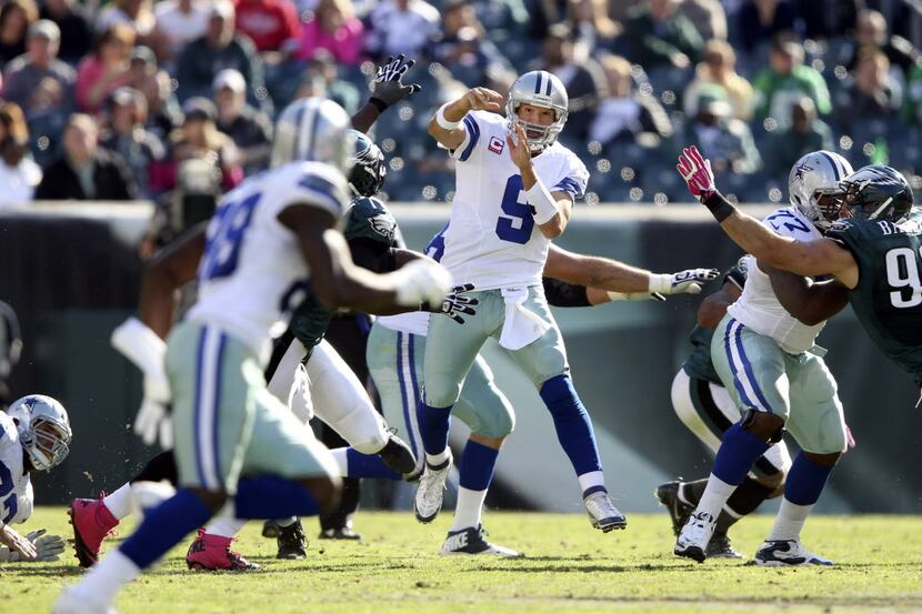 Dallas Cowboys quarterback Tony Romo (9) passes to Dallas Cowboys wide receiver Dez Bryant...