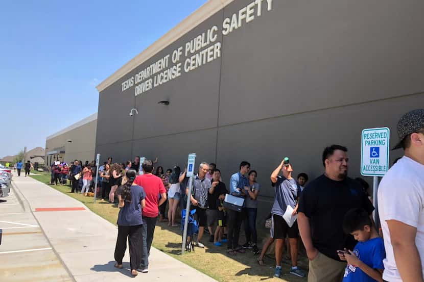 Largas filas en el Mega Center del Centro de Seguridad Pública de Texas en Carrollton, el...