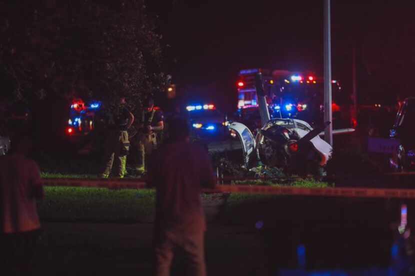 Imágenes de la avioneta que aterrizó de emergencia en un vecindario de Houston.
