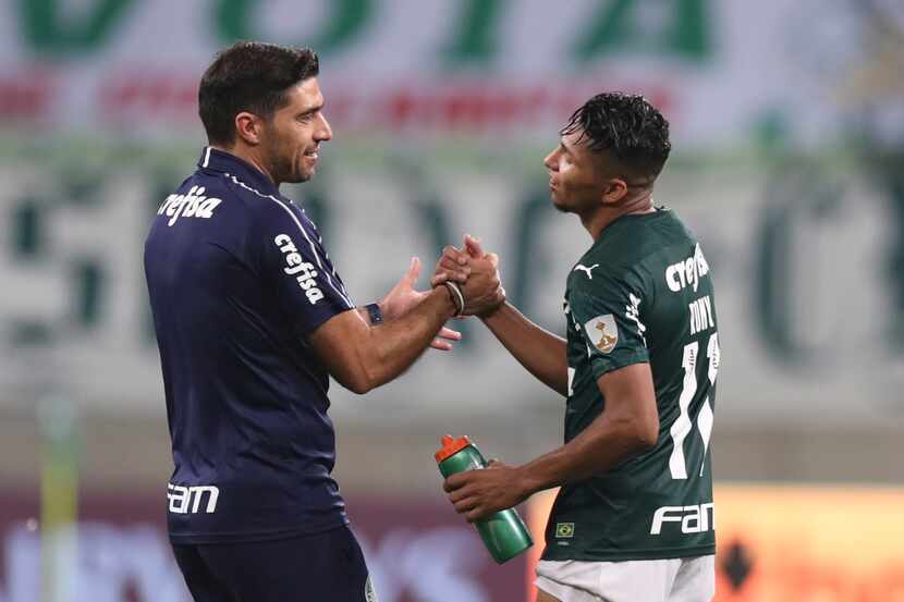 El entrenador del Palmeiras, Abel Ferreira (der), felicita a uno de sus jugadores tras haber...