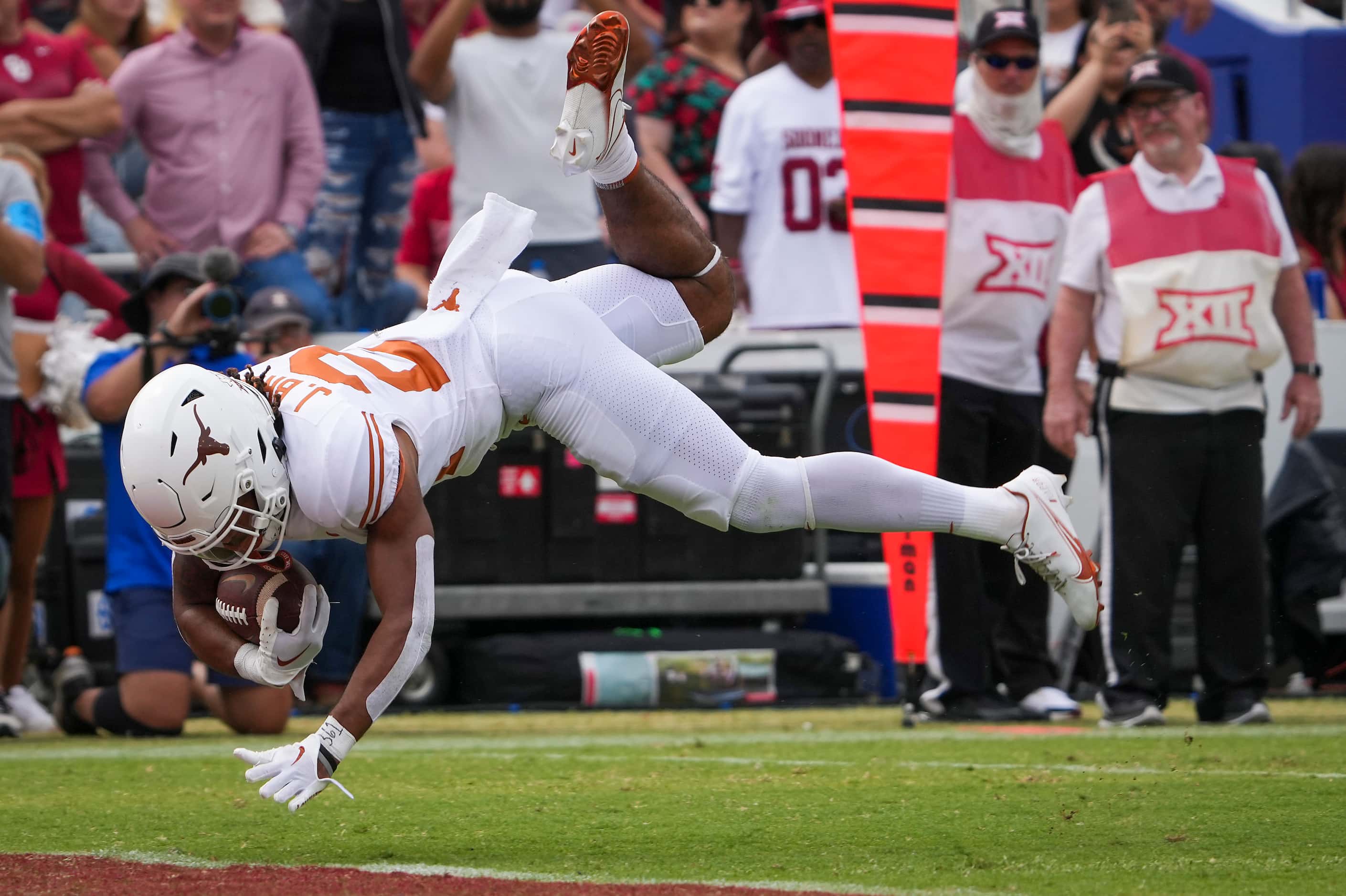 Texas running back Jonathon Brooks (24) dives into the end zone on a 18-yard touchdown run...