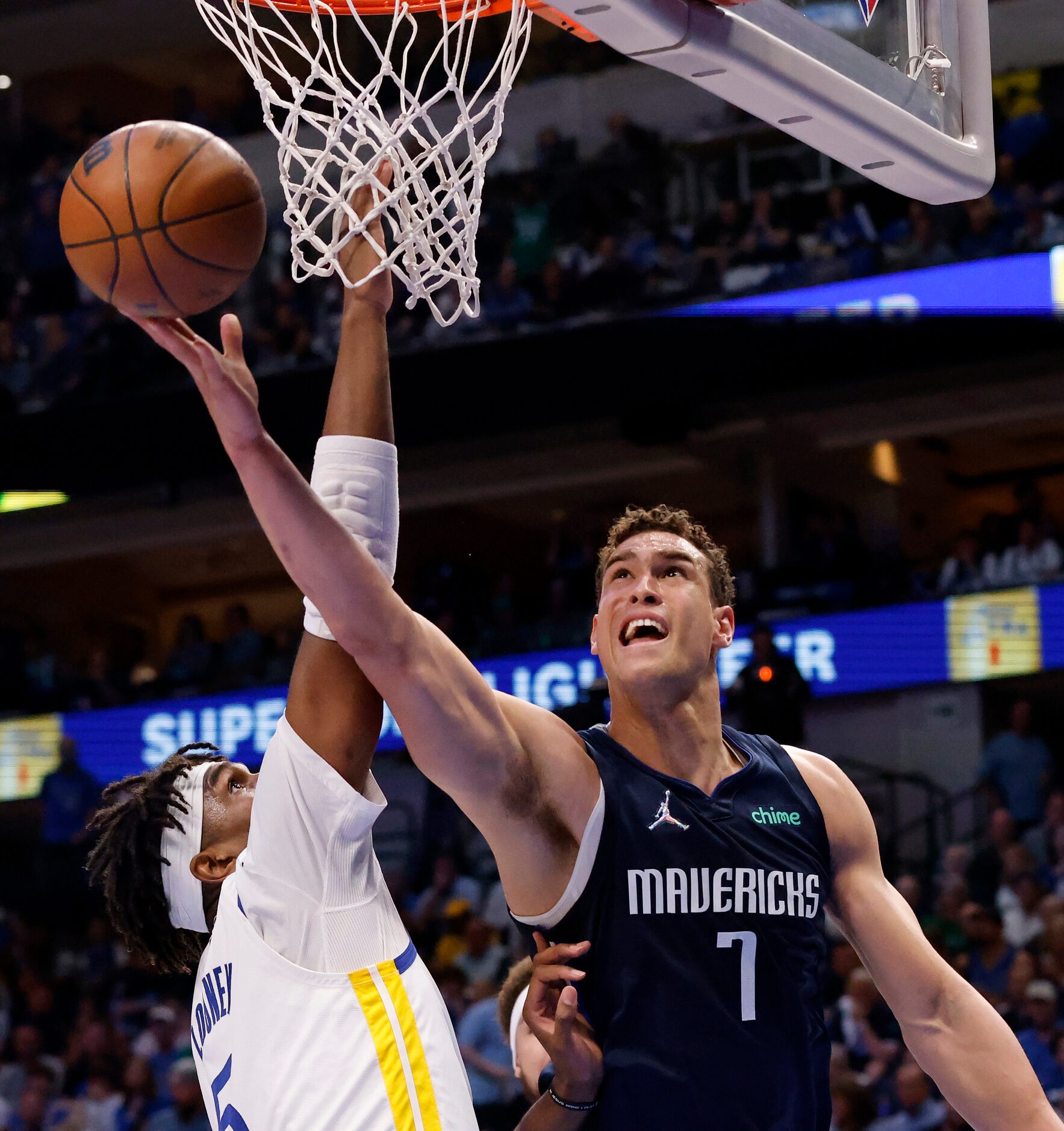 Dallas Mavericks center Dwight Powell (7) lays up a shot against Golden State Warriors...