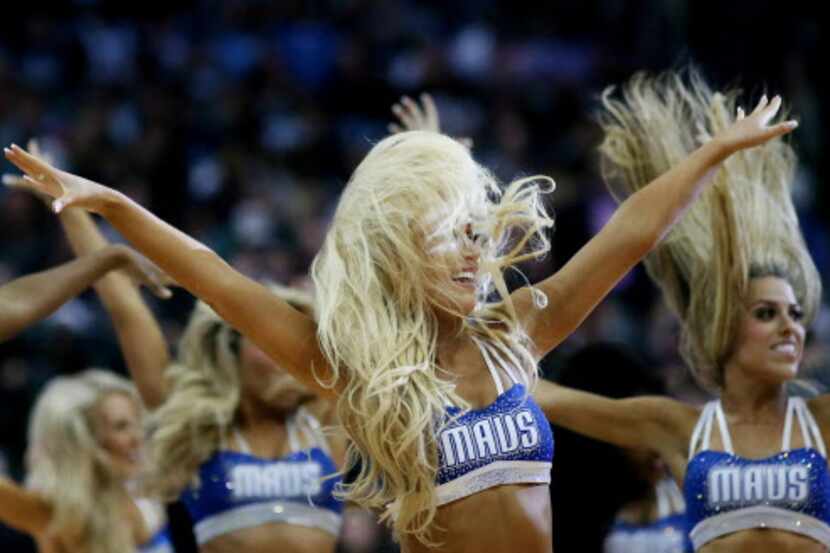 Bailarinas de los Dallas Mavericks vestirán cubriéndose más el cuerpo. (Andy Jacobsohn/The...