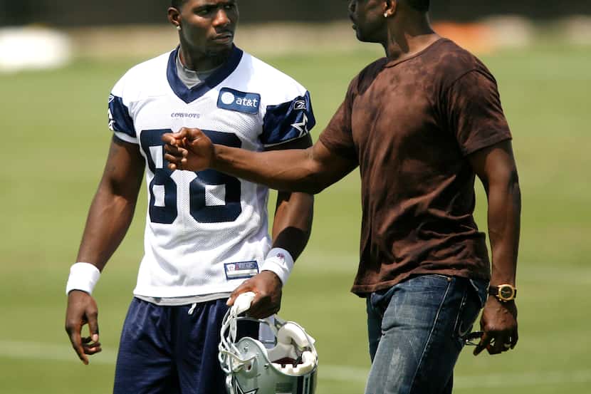 Wide receiver Dez Bryant (left) talks with former Cowboys wide receiver Michael Irvin at the...