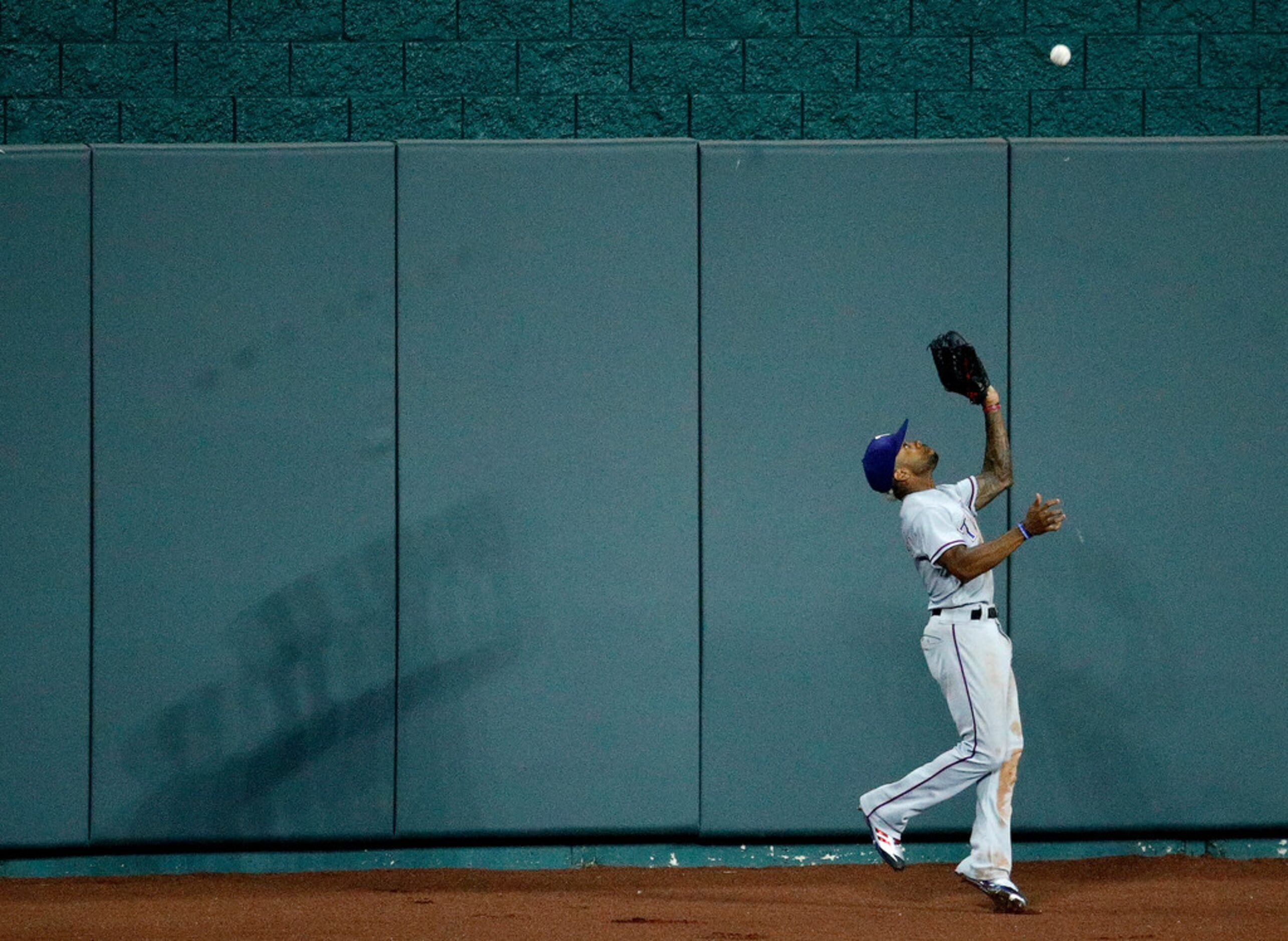 Texas Rangers left fielder Delino DeShields catches a fly ball hit by Kansas City Royals'...