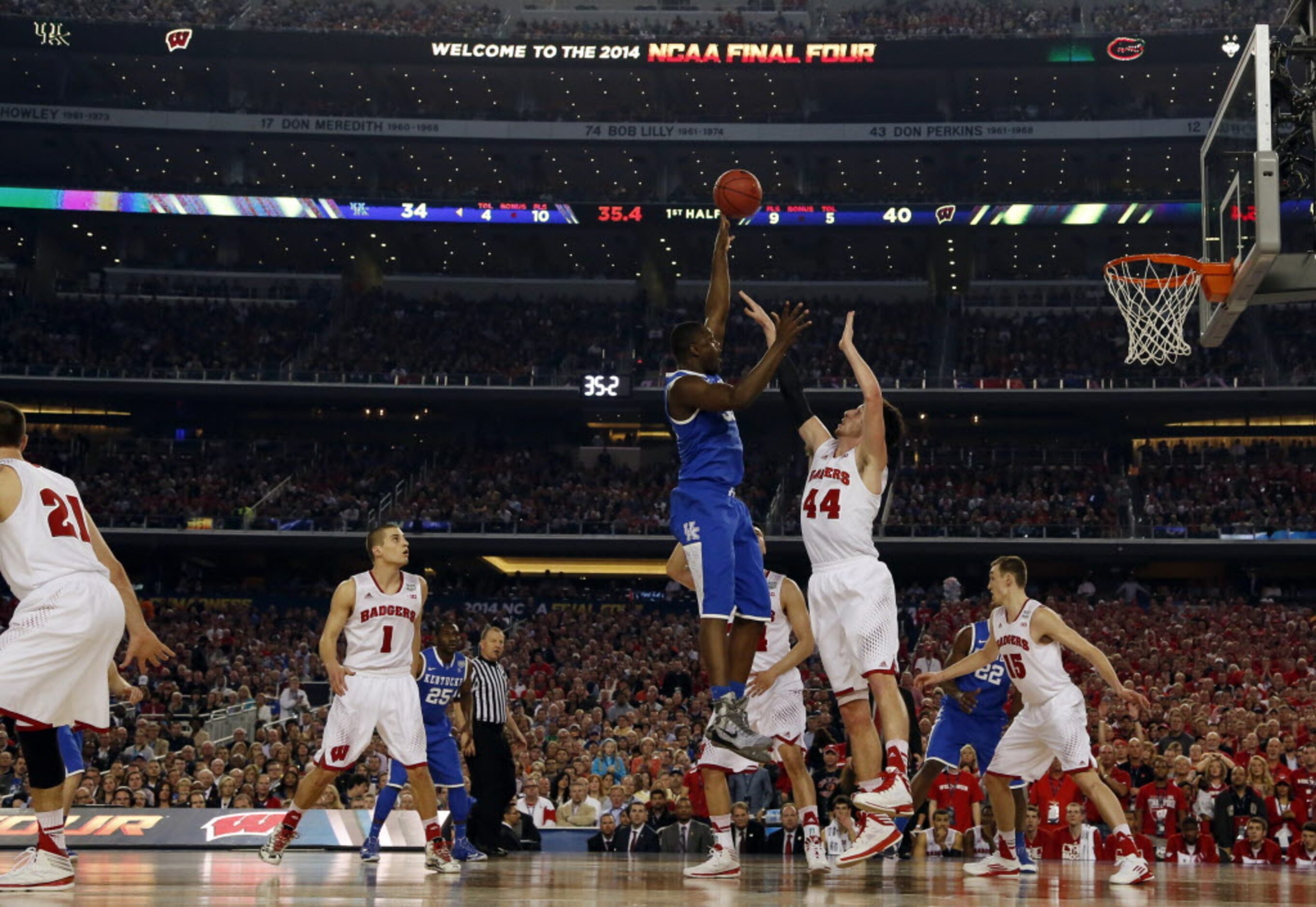 Kentucky Wildcats forward Julius Randle (30) takes a shot in front of Wisconsin Badgers...