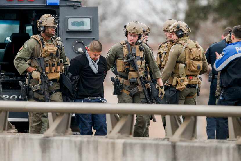 Oficiales tácticos de SWAT en Grand Prairie detienen a un sospechoso que huyó de una...