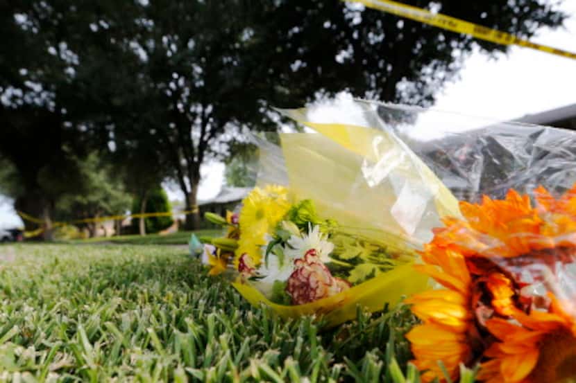 Amigos de los fallecidos han dejado flores para recordarlos. Ocho personas fueron asesinadas...