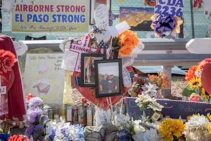 Las 22 cruces blancas en el sitio memorial junto al Walmart en El Paso.