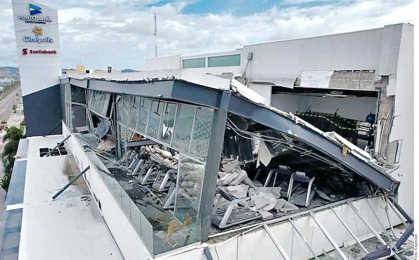 El techo de un gimnasio ubicado en la planta alta del centro comercial Punto Bahía, en...