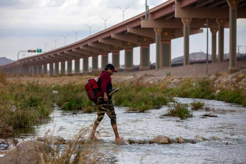 Un migrante ecuatoriano cruza el río Bravo (Grande) hacia El Paso, Texas, el domingo 18 de...