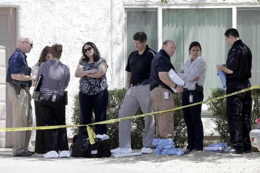 Agentes de policía de Phoenix durante la investigación por el asesinato de tres niños...