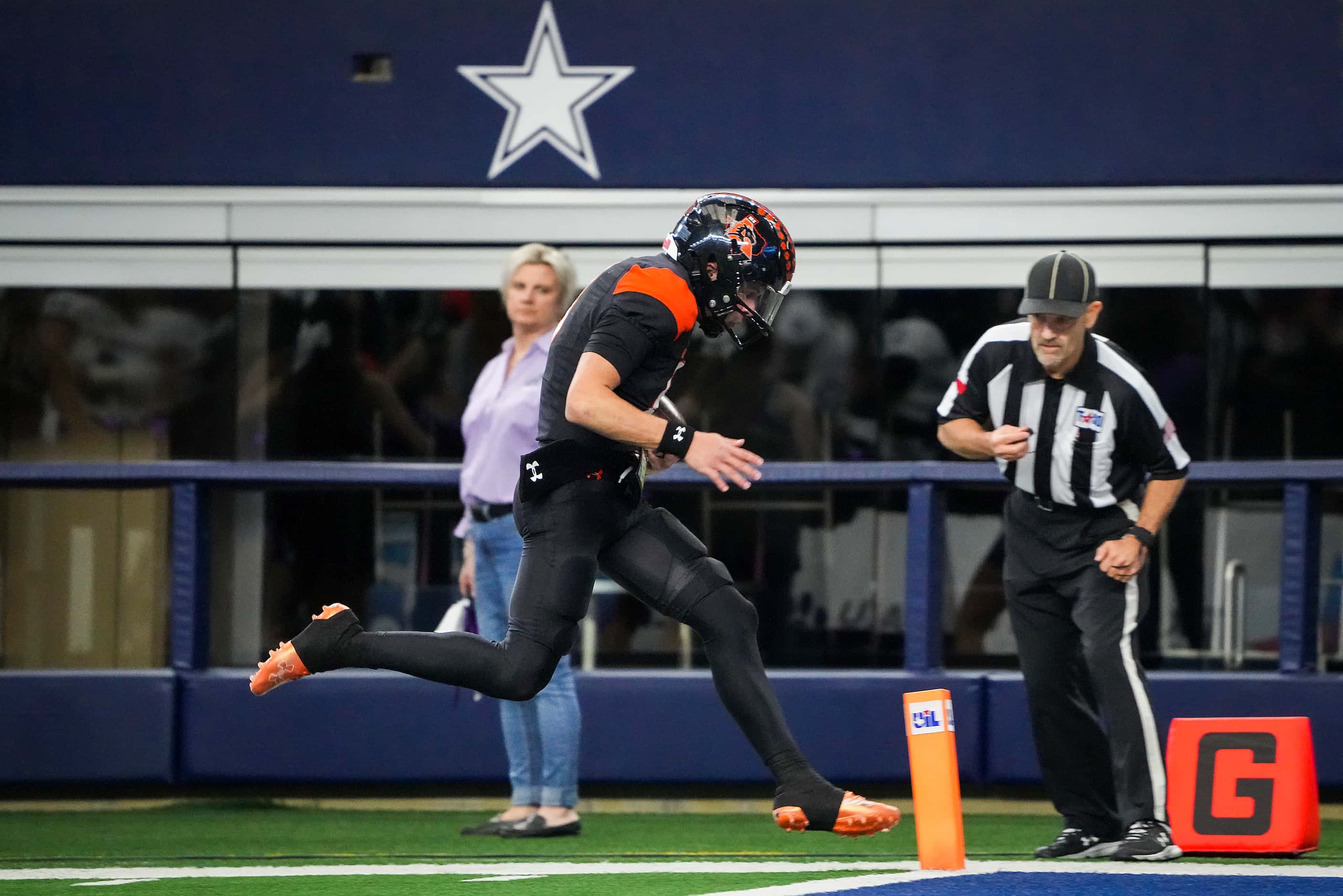 Aledo quarterback Hauss Hejny (8) scores on a 31-yard touchdown run during the first half of...