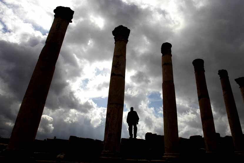 En esta imagen de archivo un turista camina entre las ruinas de la antigua ciudad romana...