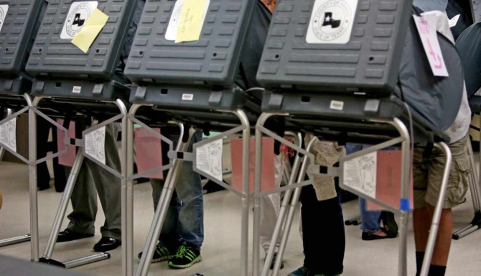 La votación temprana no atrajo a muchos electores en el condado de Dallas. (AP/GARY CORONADO)
