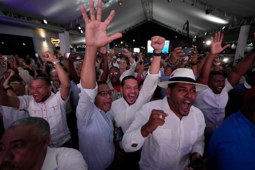 Seguidores del candidato presidencial a la reelección Luis Abinader reaccionan con alegría...