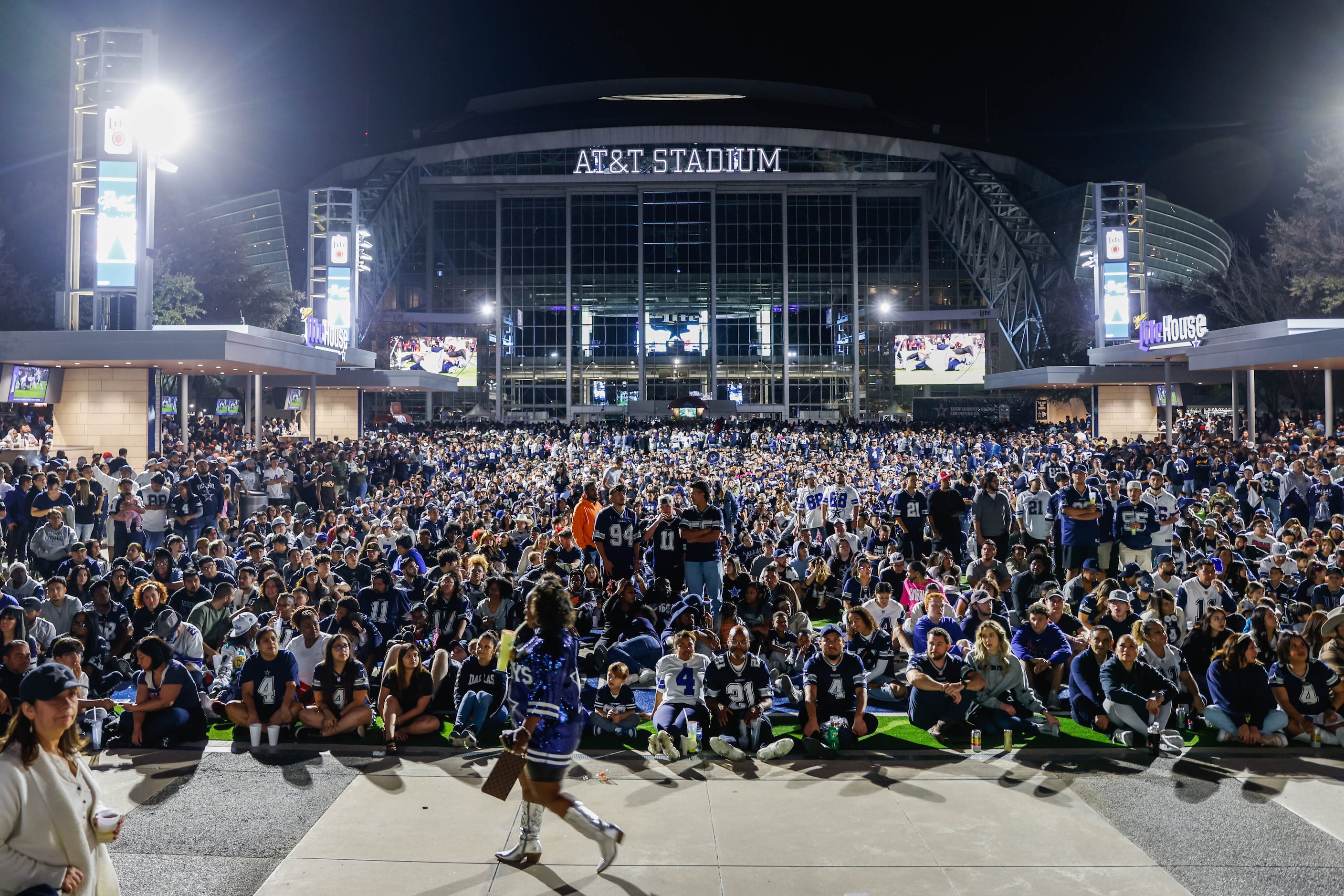 AT&T Stadium's Miller Lite House invites fans back for Cowboys-49ers watch  party