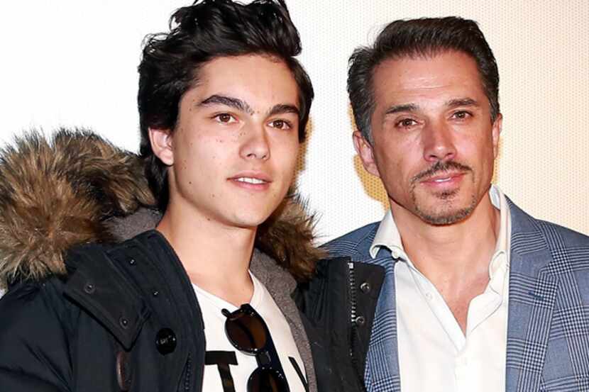 El actor Sergio Mayer (der.) dice estar emocionado porque su hijo, Sergio Mayer Mori (izq.),...