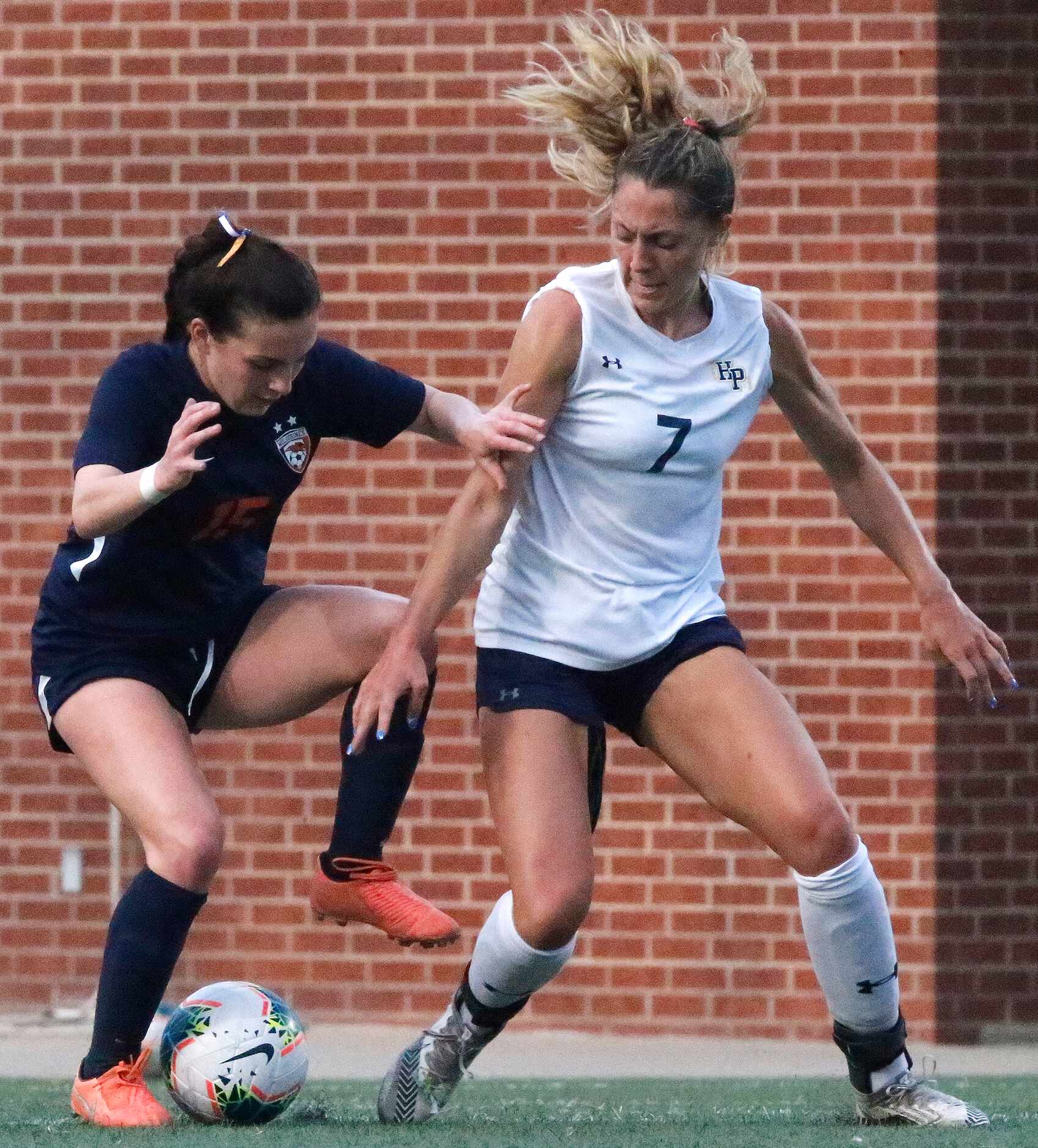 Wakelnad midfielder Allie Perry (15) battles with Highland Park midfielder EmJ Cox (7)...