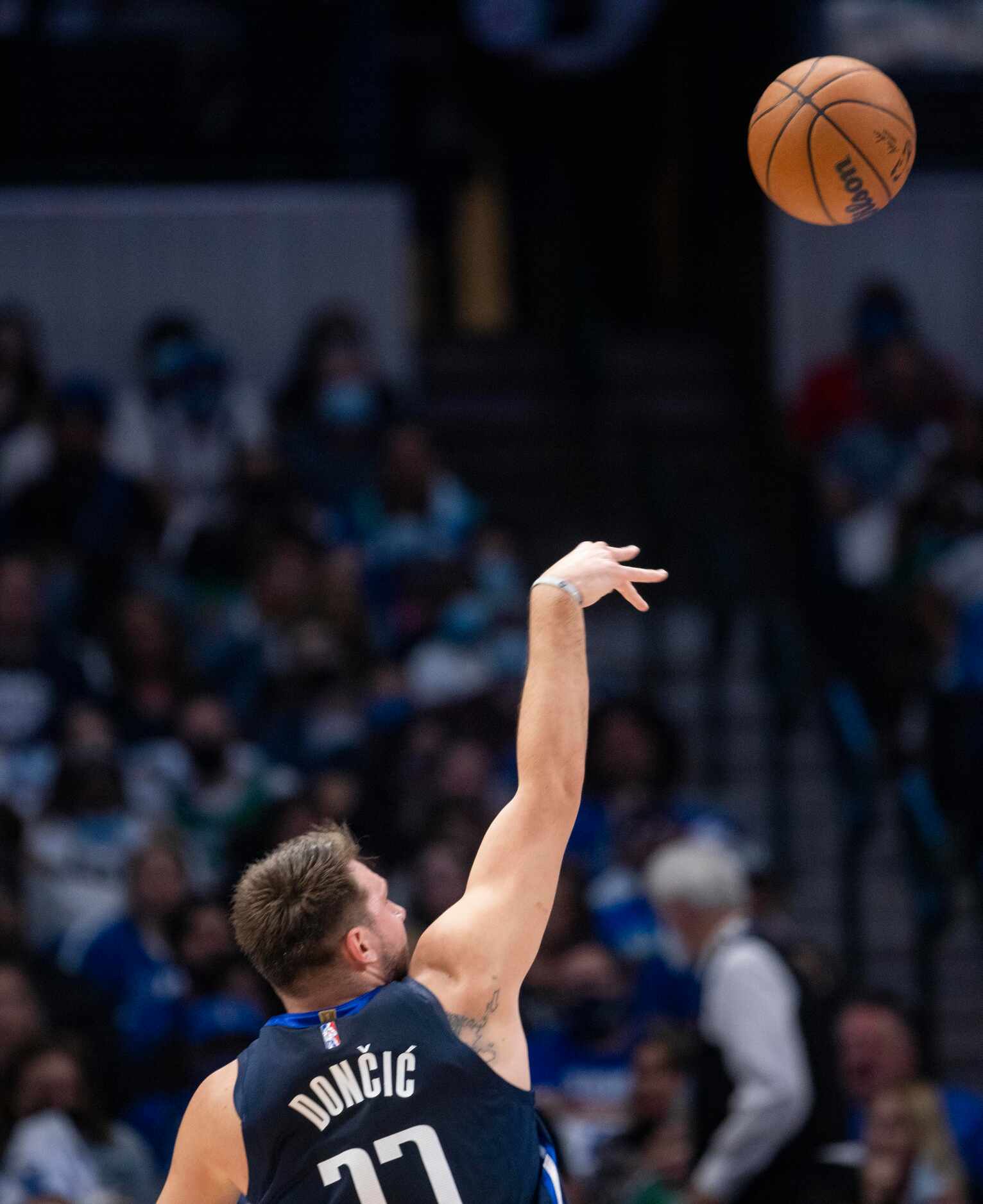 Dallas Mavericks guard Luka Dončić (77) shots a successful shot during the first quarter of...