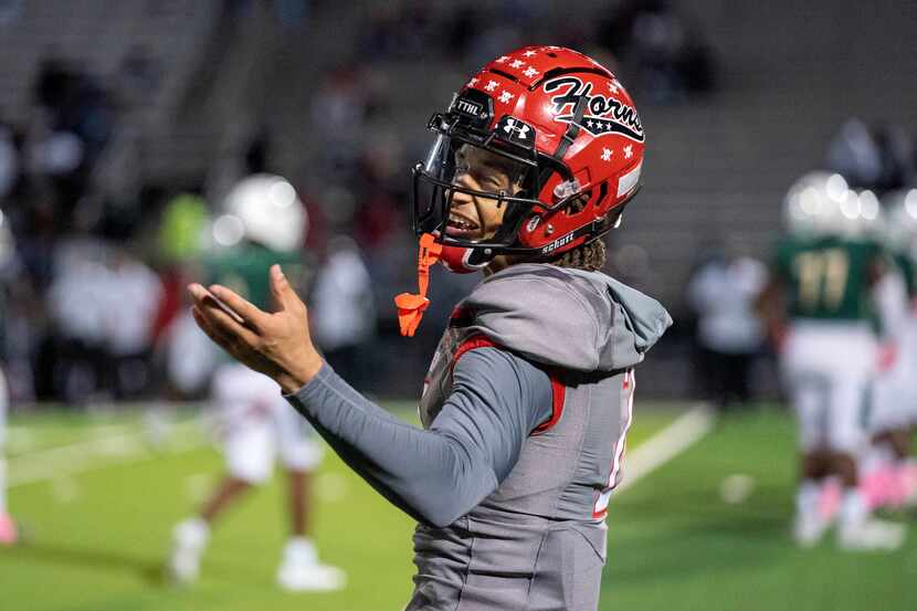 Cedar Hill senior cornerback Jalon Peoples (2) smiles at the DeSoto bench during the second...