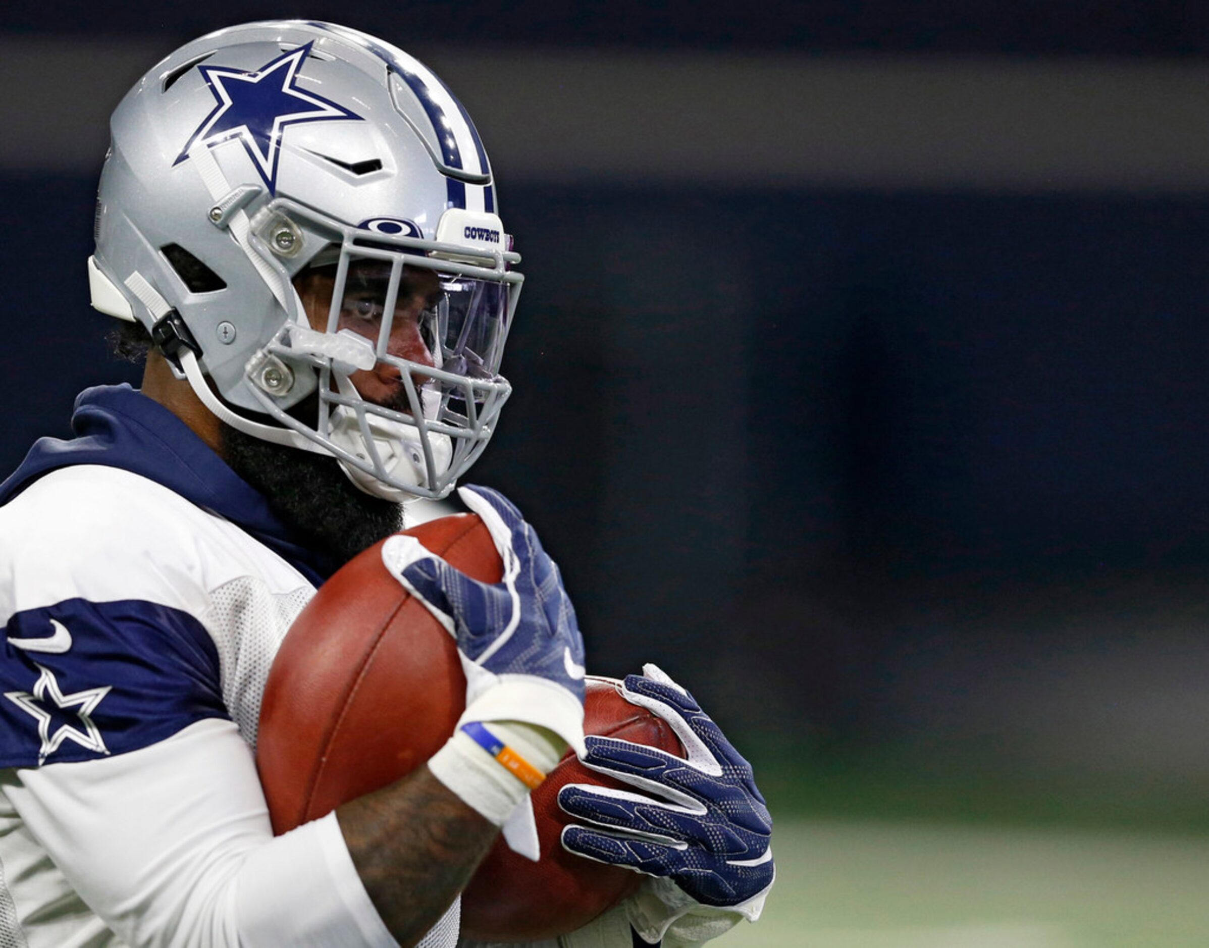 Dallas Cowboys running back Ezekiel Elliott (21) prepares to run a drill during practice at...