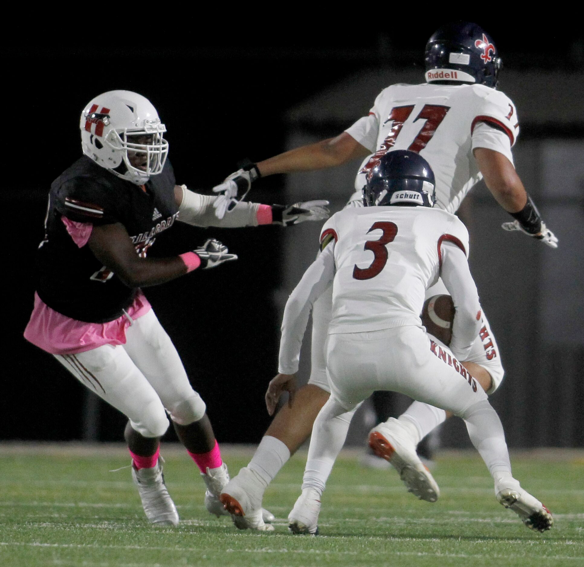 Dallas Kimball quarterback Jerqualan Parks (3) follows the block of offensive lineman Aydan...