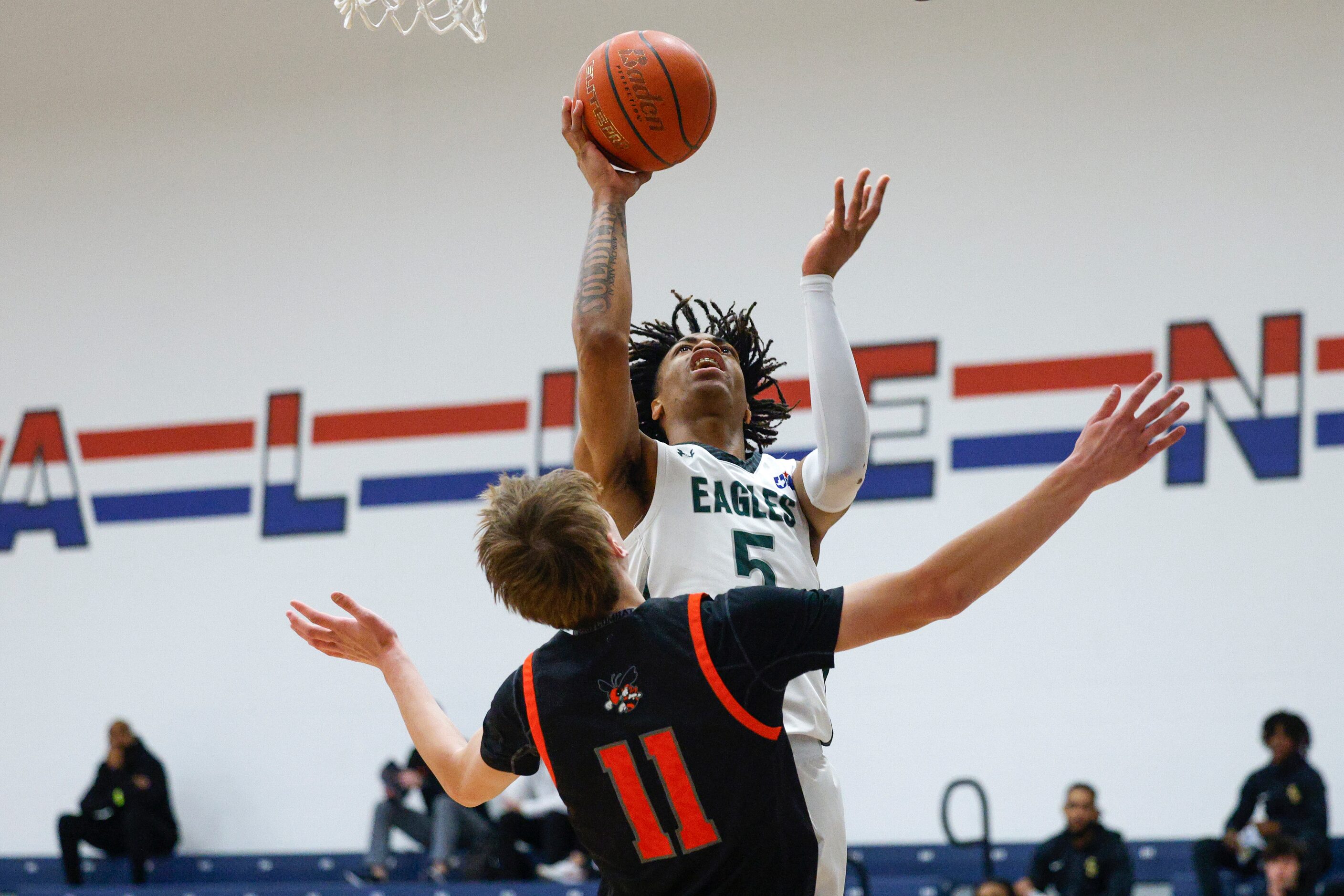 Mansfield Lake Ridge's Ahmare Rose (5) shoots over Rockwall's Corbin Brown (11) during the...