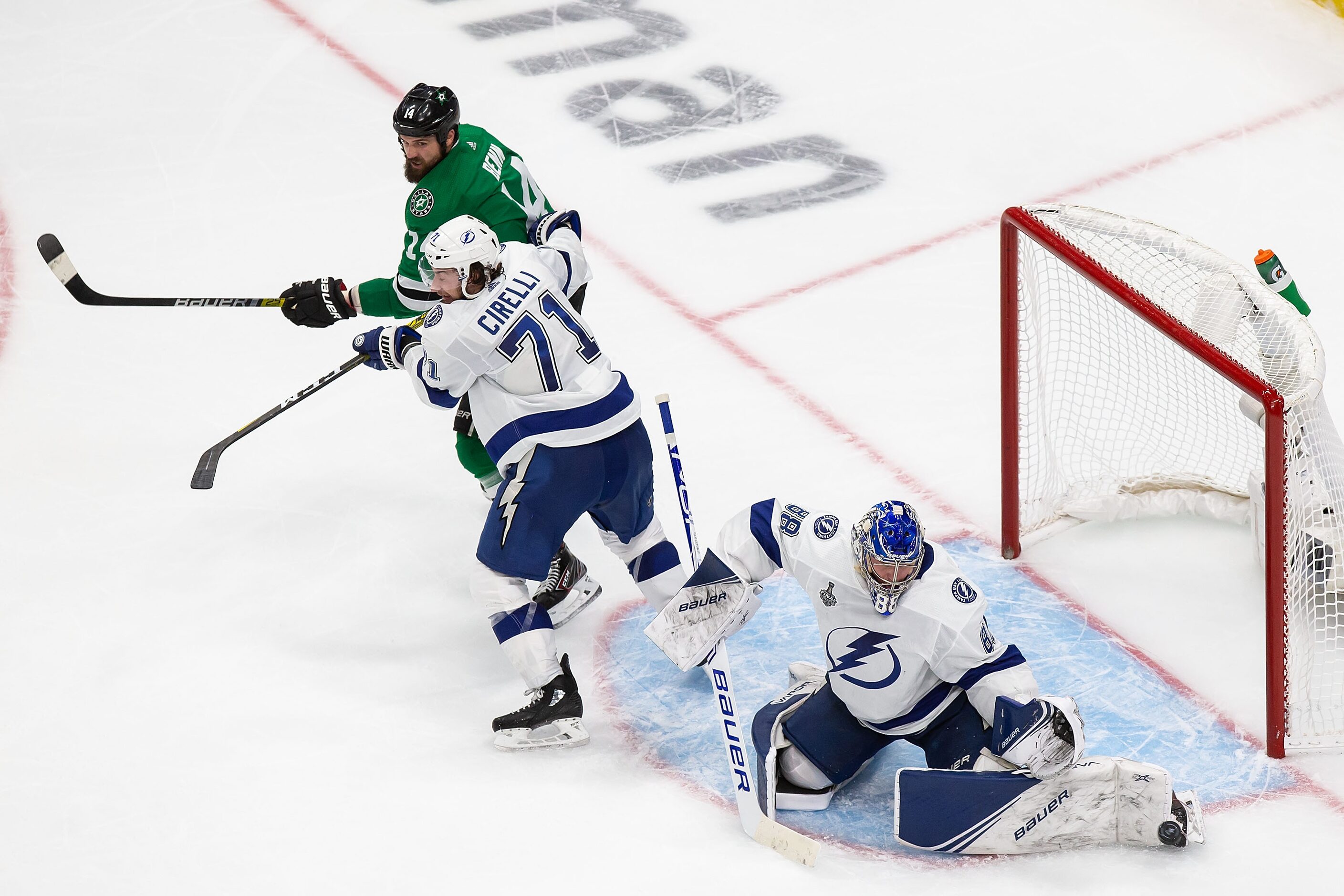 Jamie Benn (14) of the Dallas Stars battles against Anthony Cirelli (71) and goaltender...