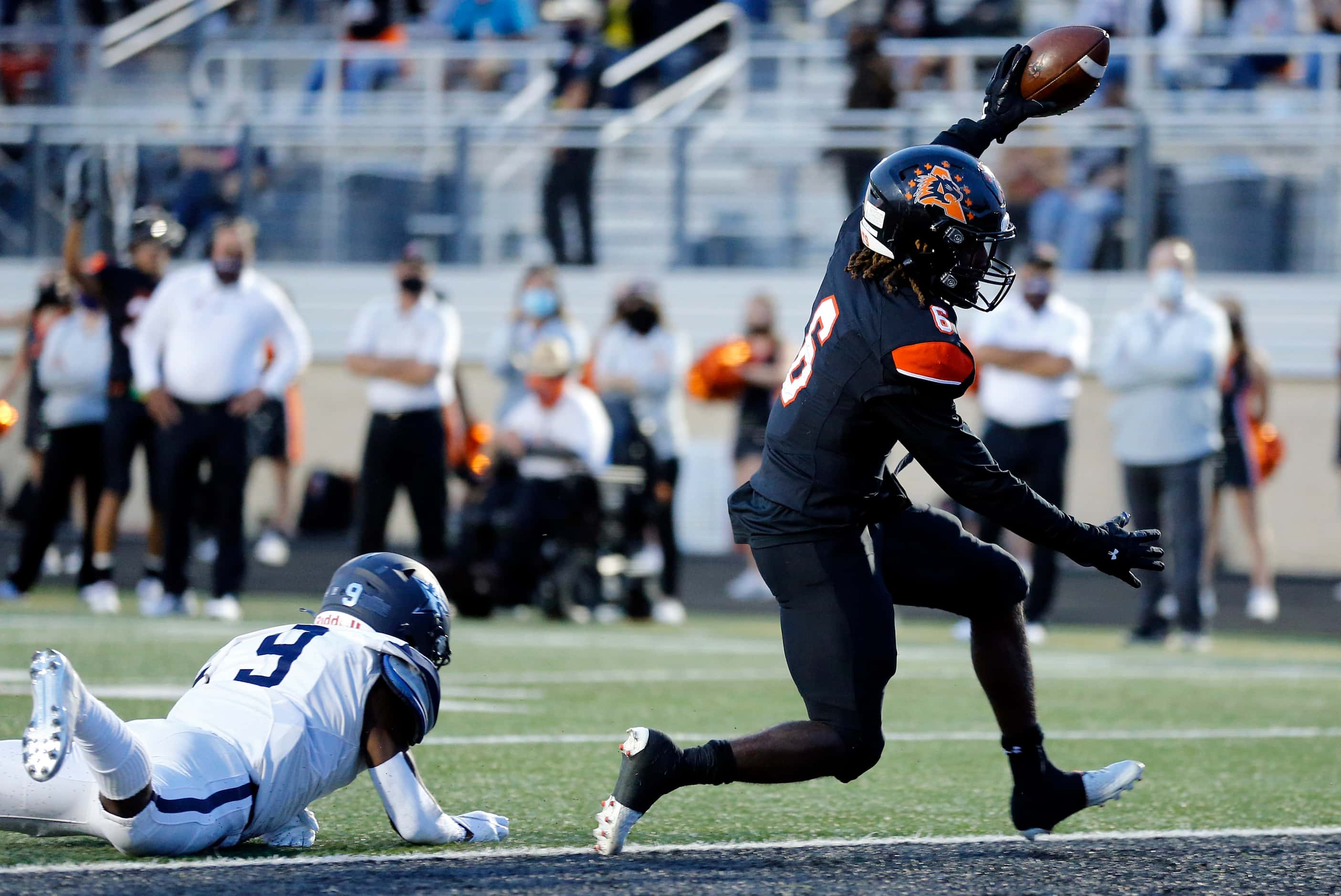 Aledo running back DeMarco Roberts (6) races across the goal line for a first quarter...