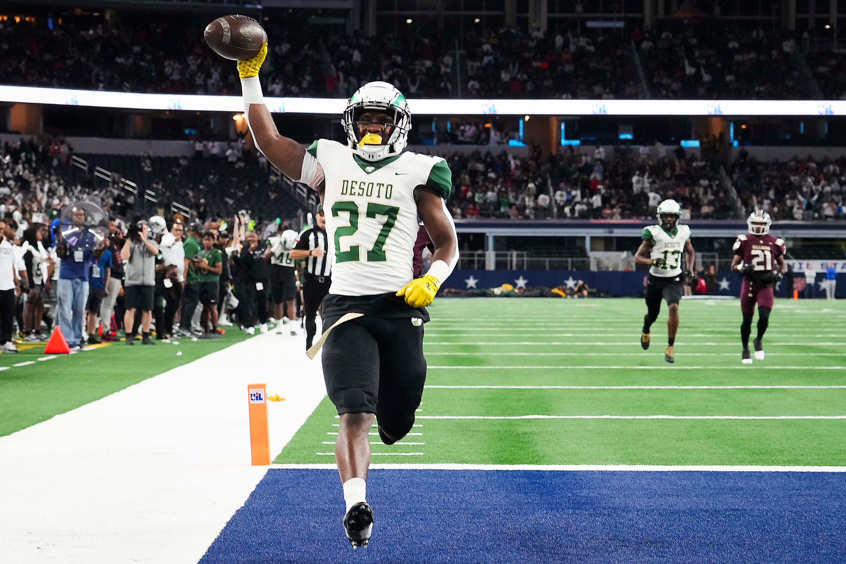 DeSoto running back Marvin Duffey (27) scores on a 55-yard touchdown run during the first...