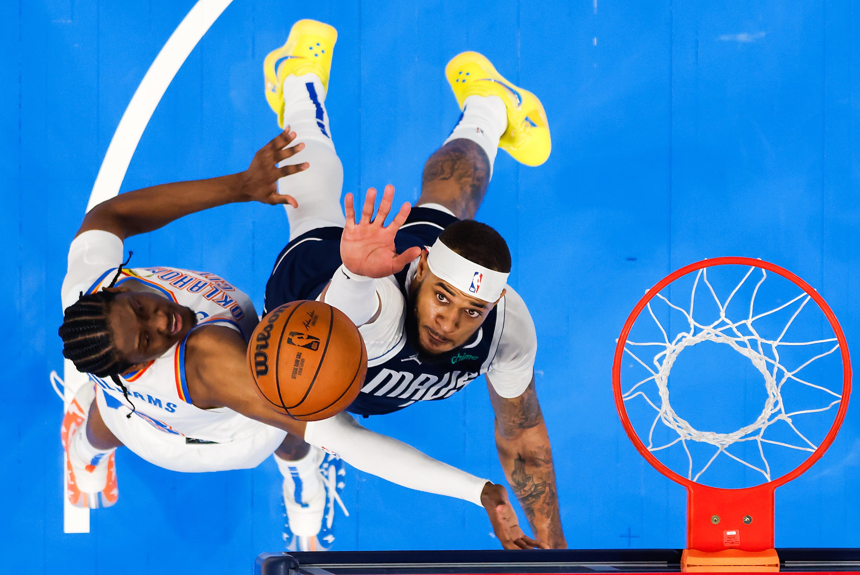 Dallas Mavericks center Daniel Gafford (21) defends a shot by Oklahoma City Thunder forward...