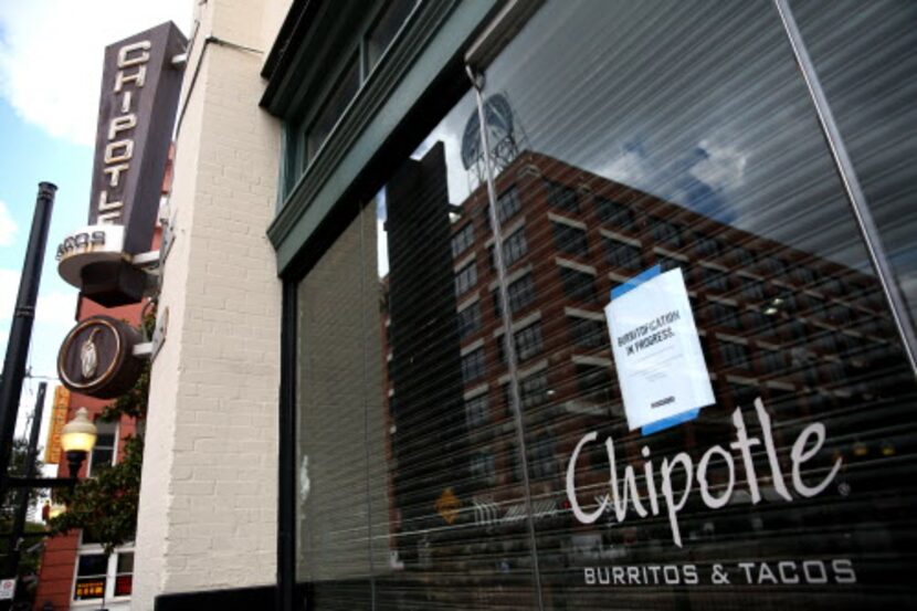 Un letrero anuncia el cierre del Chipotle de West End donde un video con roedores fue...