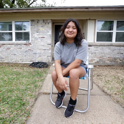 Alexandra Aranda afuera de su casa en Mesquite.