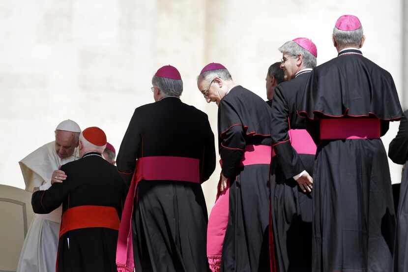 El Papa Francisco se reúne con unos cardenales y obispos en la Plaza de San Pedro, en Ciudad...
