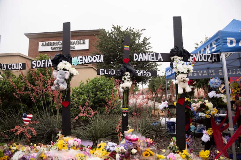 Memorial con cruces que portan los nombres de las víctimas del tiroteo del 6 de mayo fue...