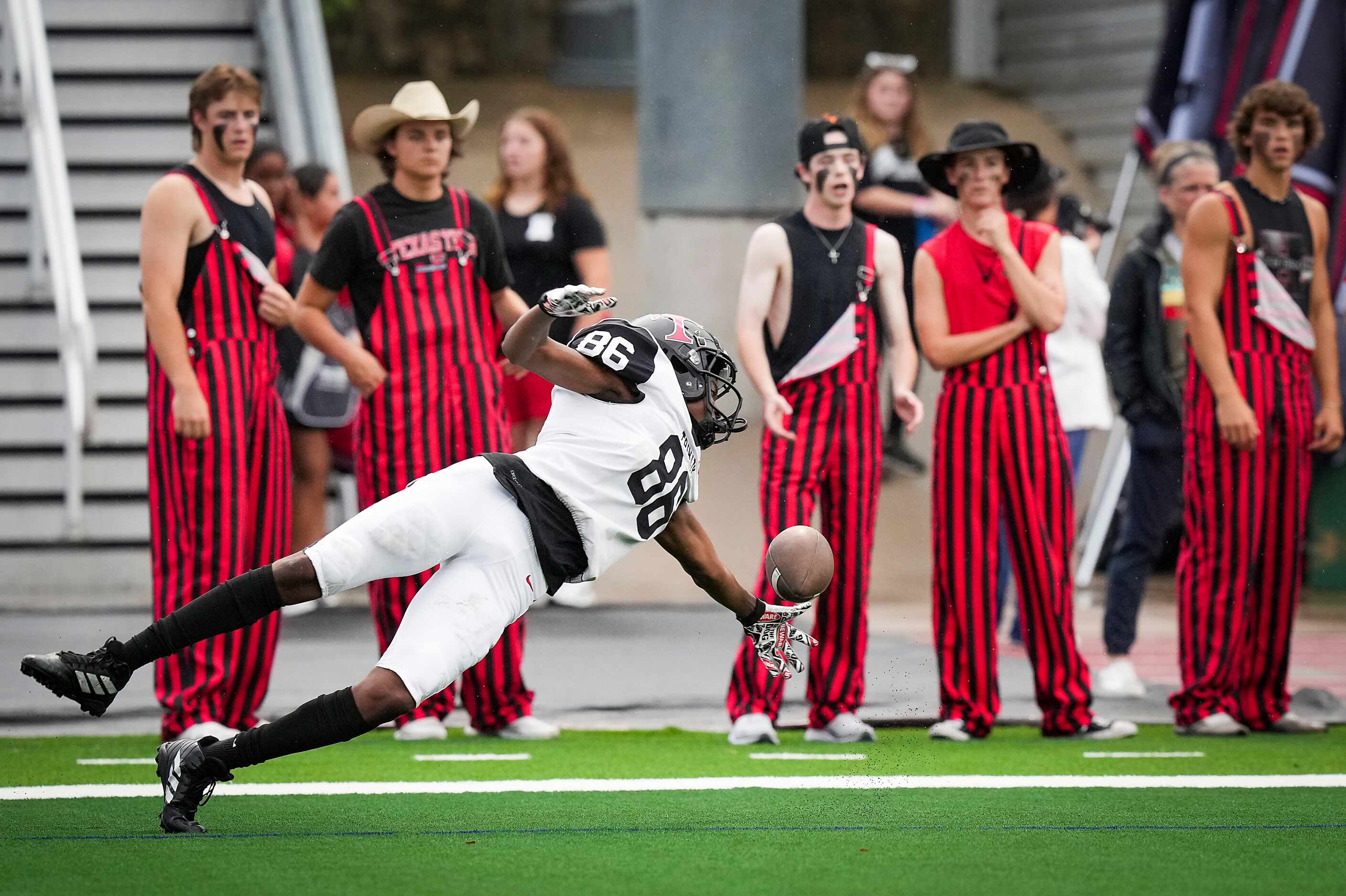 Euless Trinity wide receiver Zae Parker (86) can’t make a catch in the end zone during the...
