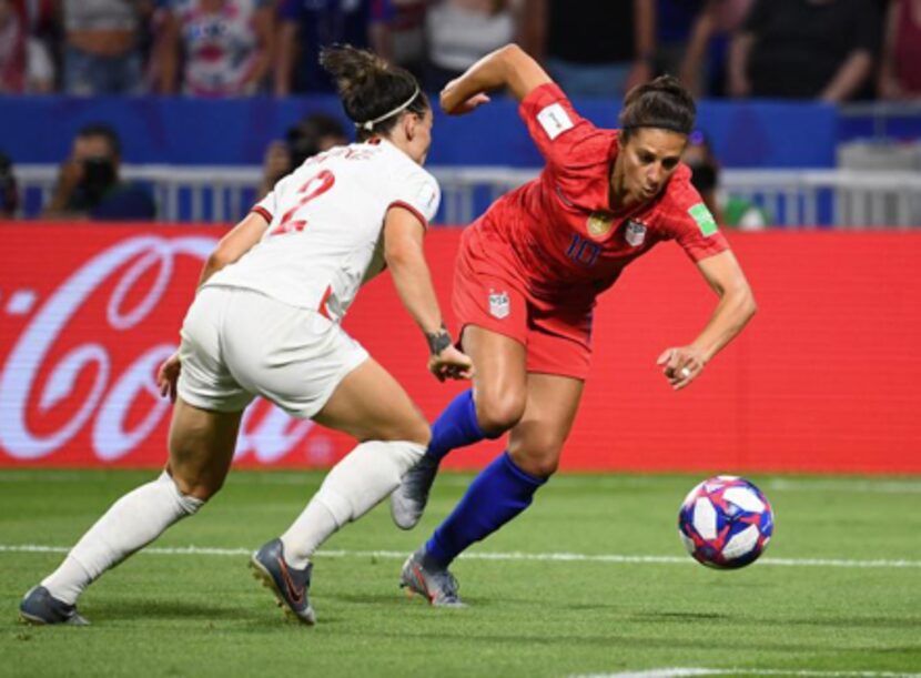 Carli Lloyd (der.) y la selección estadounidense derrotaron 2-1 a su similar de Inglaterra...