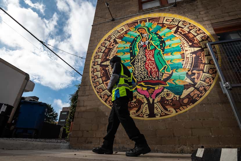 Un mural de La Virgen de Guadalupe por Steve Hunter en el distrito Bishop Arts, el 5 de...
